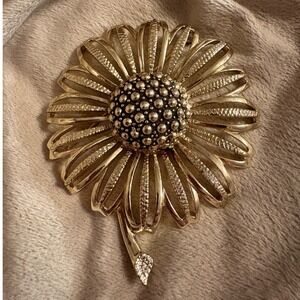Vintage Sarah Coventry Gold Tone Daisy Flower Brooch Pin Textured Statement